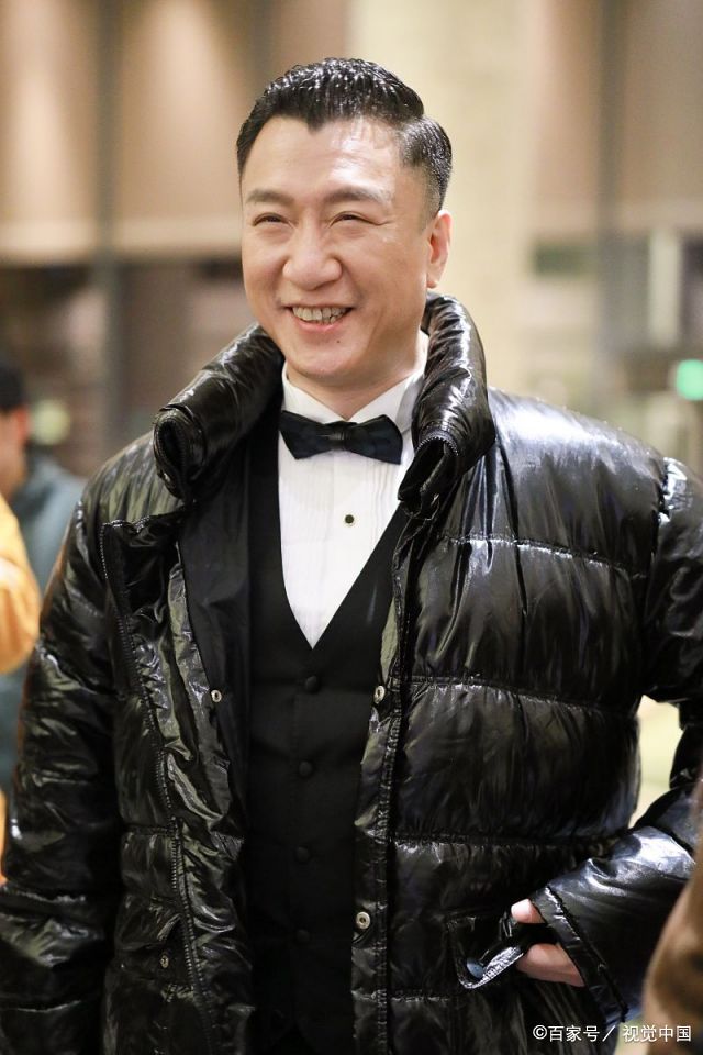 孙红雷穿亮面羽绒服显时尚 笑容堆满脸亲合力满满